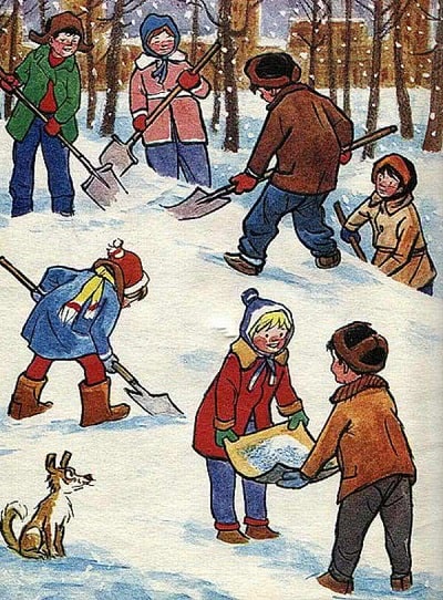 Ребята строят горку из снега