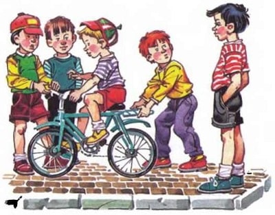 Ребята учатся кататься на велосипеде